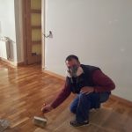 Hombre barnizando parquet